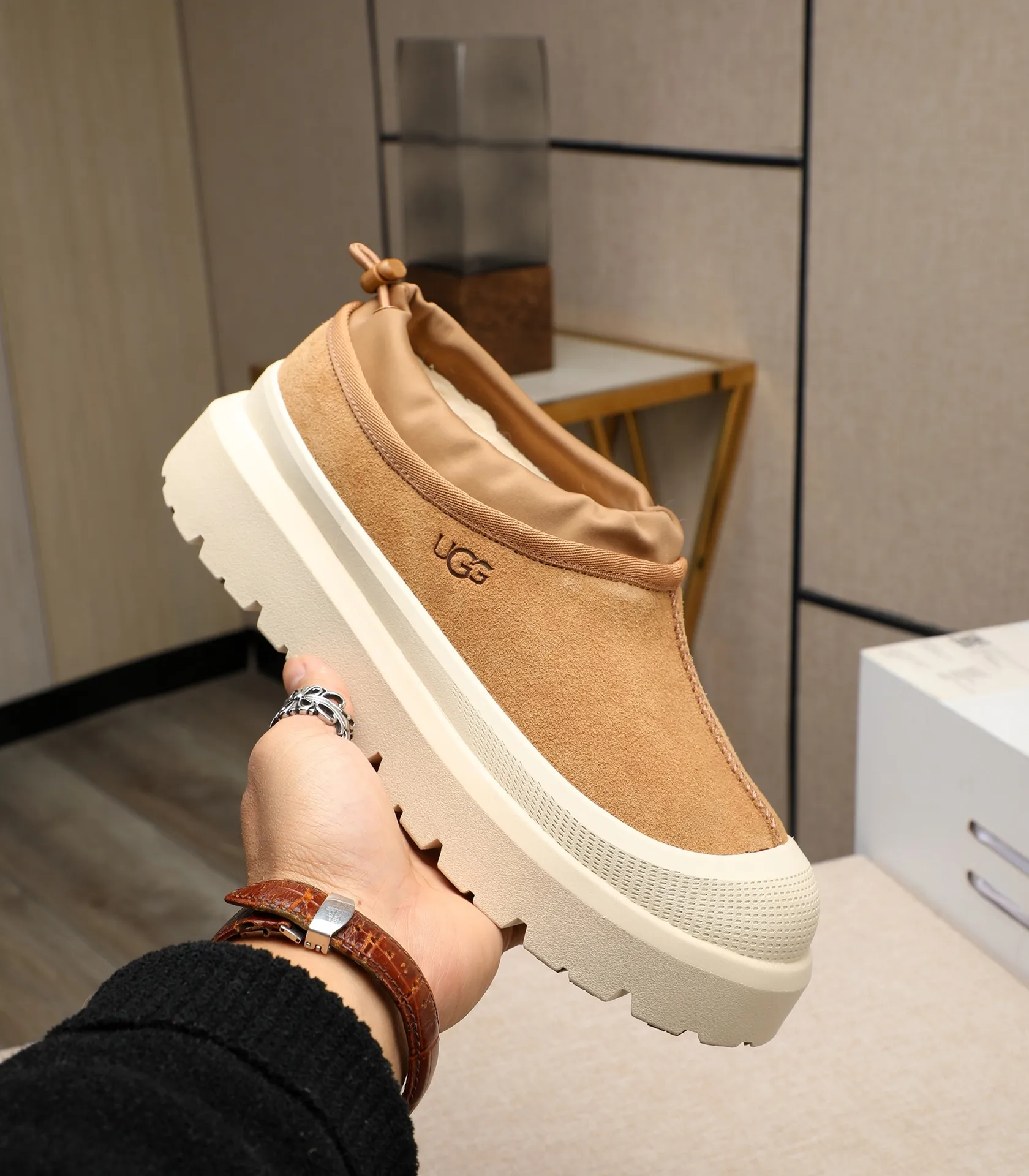 Men's shoes 💰540 (same style for men and women) Please pay attention to the quality of the original order and compare the thickness of the wool 🏮🏮The popular UGG is from Australia's warm luxury brand men's shoes, the official website is synchronized, Beckham men's style..., made of imported first-layer waxed cowhide, waxed toe cap, Australian real wool velvet lining Carefully sewn...Imported rubber Martin boots outsoles (comfortable, soft and wear-resistant). I really like the quality..Exquisite workmanship. You won't be able to put it down at first sight. Sizes 35-44